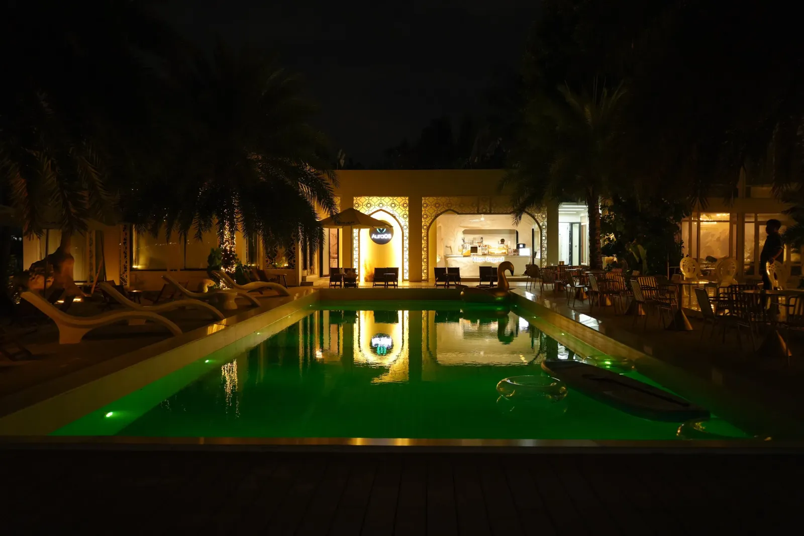 Hồ bơi Maan Legend về đêm với ánh đèn ấm — không gian sunset & pool party riêng tư
